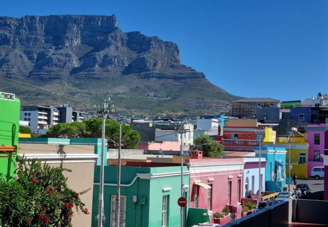 Пъстрите къщи в квартал Бо-Каап, Кейптаун, Южна Африка, с изглед към Table Mountain.