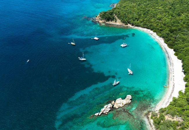 Катамарани край закътания плаж Морн Руфен, Гренада