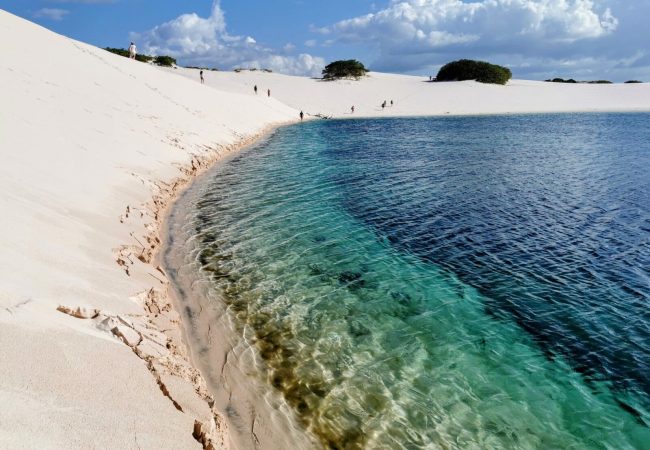 Лагуна с тюркоазени води сред белите дюни на Ленсойс Мараньенсис – природно чудо на Бразилия.
